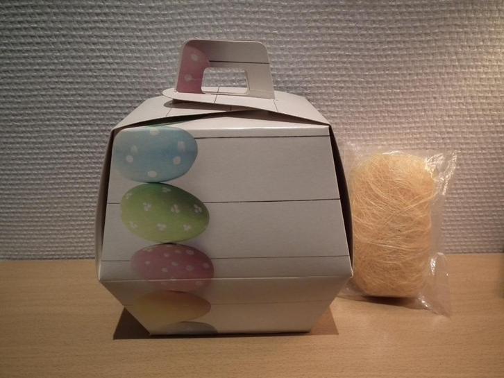 Kartonnen doos met houder en rietje voor paasei, Diversen, Pasen, Zo goed als nieuw, Verzenden