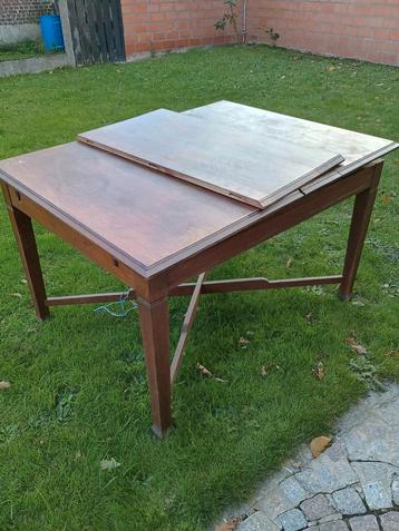 Gratis tafel uitschuifbaar beschikbaar voor biedingen