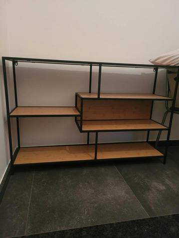 Wandkastje beschikbaar voor biedingen