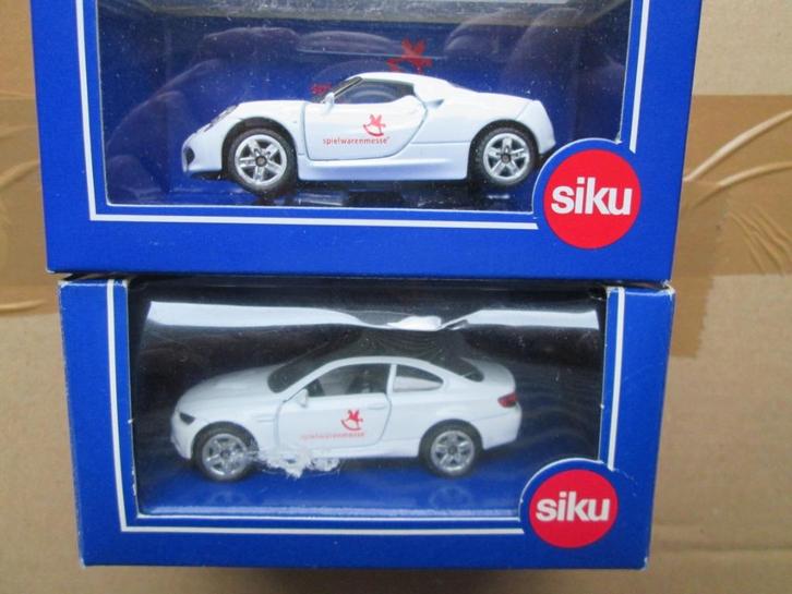 2 x Siku BMW M3 Coupé + Alfa Romeo 4 c weiß Spielwarenmesse, Hobby en Vrije tijd, Modelauto's | Overige schalen, Zo goed als nieuw