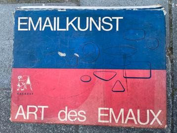 Emaileer kunst oven en materiaal beschikbaar voor biedingen