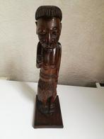 Standbeeld van een Afrikaanse man en een jager