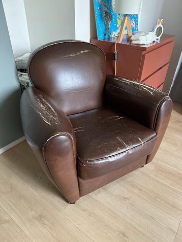 Fauteuil club simili cuir avec traces d'usure