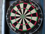 Dartsbord winmau + houten kast, Sport en Fitness, Darts, Ophalen of Verzenden, Zo goed als nieuw, Pijlen