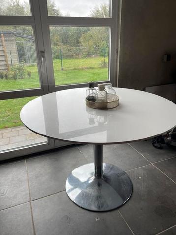 Moderne ronde tafel met wit blad en chroom poot beschikbaar voor biedingen