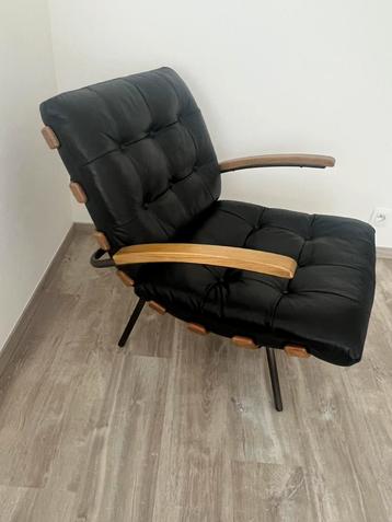 Zwarte leren fauteuil beschikbaar voor biedingen
