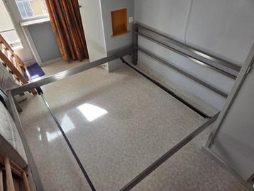 Metalen Bed frame met lattenbodem en matrassen beschikbaar voor biedingen