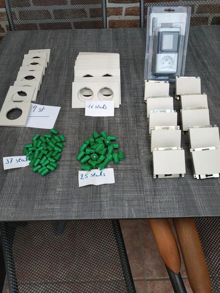 Elektriciteit - schakelaars en afdekplaatjes + energiemeter, Doe-het-zelf en Bouw, Elektriciteit en Kabels, Nieuw, Ophalen of Verzenden