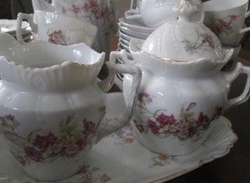 Antiek koffieservies in fijn porselein. beschikbaar voor biedingen