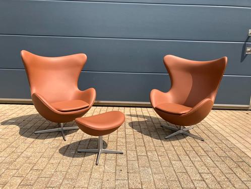 2x Fritz Hansen Egg Chair + Ottoman in Cognac leder NIEUW!!, Huis en Inrichting, Zetels | Voetbanken en poefs, Ophalen of Verzenden