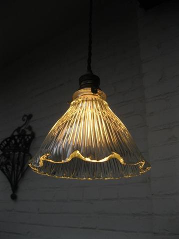 Lampe suspendue art déco Holophane en verre de cristal disponible aux enchères