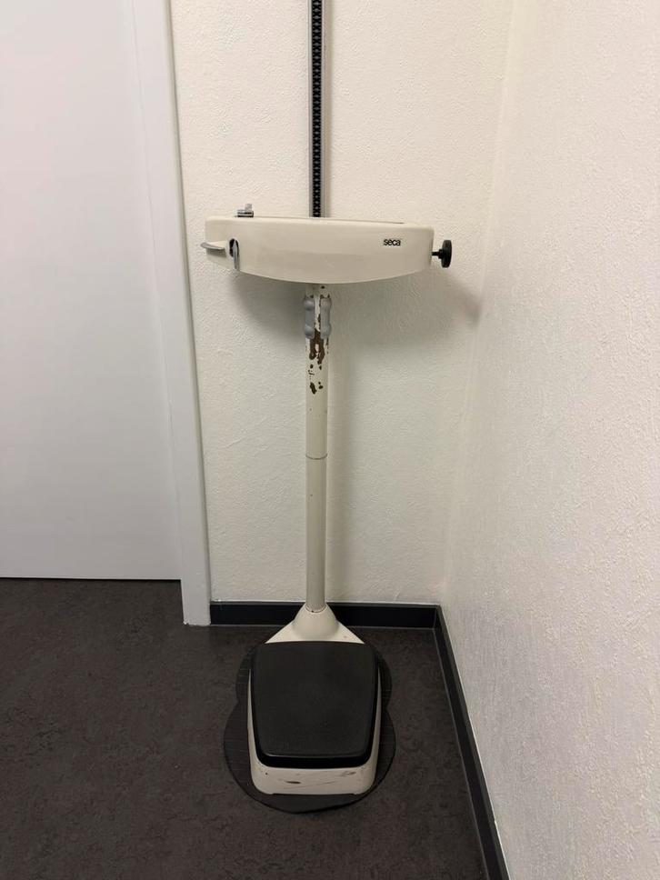 Professionele personenweegschaal SECA met meetlat, Elektronische apparatuur, Weegschalen, Gebruikt, Analoog, Personenweegschaal