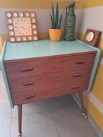 Vintage ladekast op wieltjes met rode velours bekleding., Ophalen