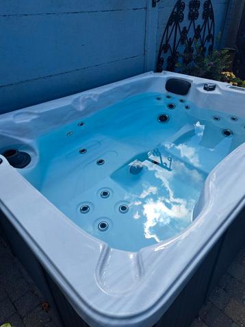 Jacuzzi 4 personen, Tuin en Terras, Ophalen, Zo goed als nieuw