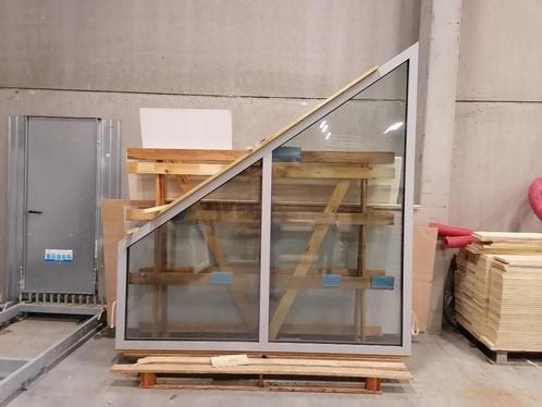 Vast raam met verticale verdeling en schuine bovenzijde, Doe-het-zelf en Bouw, Raamkozijnen en Schuifdeuren, Nieuw, Raamkozijn