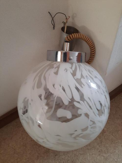 Hanglamp, glazen bol, compleet - jaren '70., Huis en Inrichting, Lampen | Hanglampen, Gebruikt, Minder dan 50 cm, Glas, Ophalen