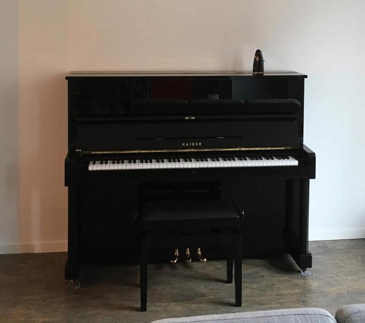 Piano buffet Kaiser (Yamaha) K1A en excellent état, Musique & Instruments, Pianos, Utilisé, Piano, Noir, Brillant, Enlèvement
