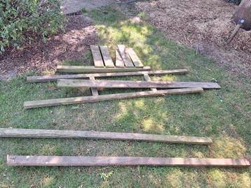 Gratis houten balken en planken beschikbaar voor biedingen