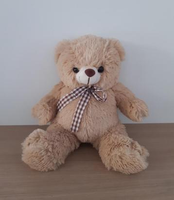 Zachte knuffelbeer met strikje (nog nieuw) - 30 cm, Enlèvement ou Envoi, Neuf