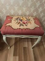 Dit is een antieke geborduurde voetenbank met cabriolepoten, Ophalen, Zo goed als nieuw