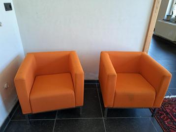 2 oranje moderne fauteuils beschikbaar voor biedingen