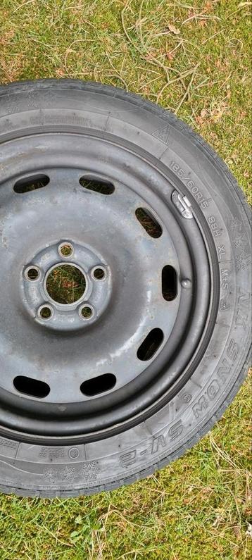 Set winterbanden met velg en sierdeksels  beschikbaar voor biedingen