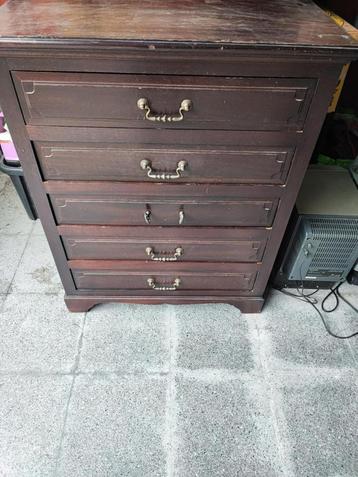 houten kastje met 5 laden beschikbaar voor biedingen