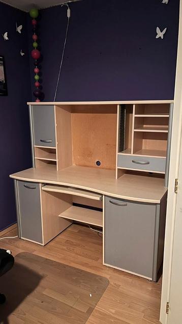 Krea/degelijke bureau beschikbaar voor biedingen