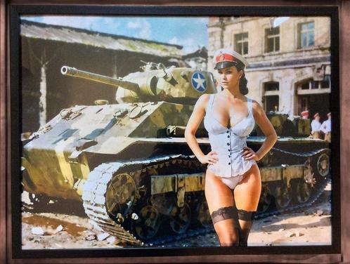 Uniek Sexy Leger WW2 Pin up met Sherman tank poster Lijst, Verzamelen, Film en Tv, Nieuw, Poster, Verzenden
