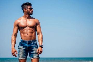 Sportief Man zoekt vriendschap met vrouw beschikbaar voor biedingen