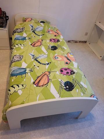 Eenpersoonsbed incl lattenbodem en matras beschikbaar voor biedingen