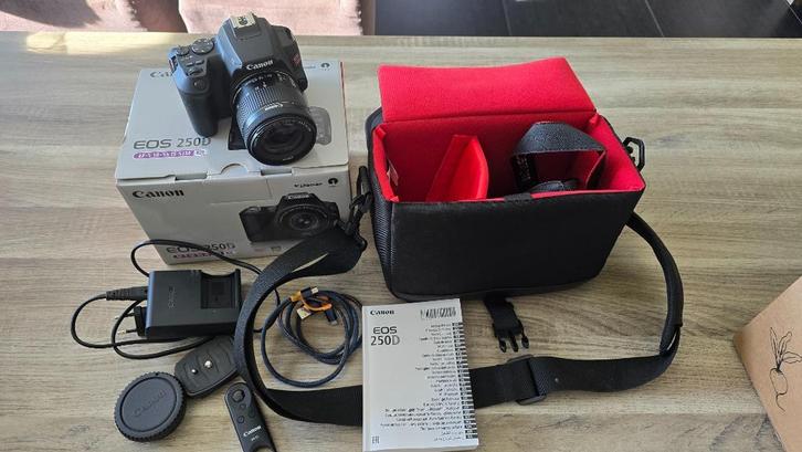 Canon EOS 250D + Tas + afstandsbediening + statief, Audio, Tv en Foto, Fotocamera's Digitaal, Zo goed als nieuw, Spiegelreflex