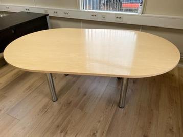 2100. Kantinetafel / vergadertafel / ovale tafel beschikbaar voor biedingen