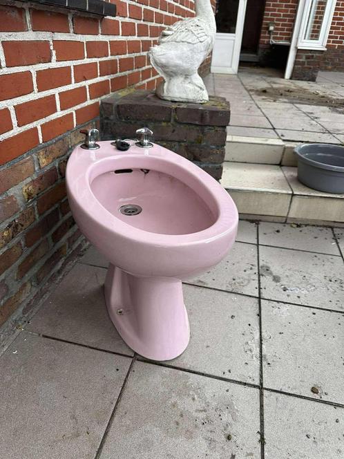 Roze poseleinen bidet met kraantjes, Doe-het-zelf en Bouw, Sanitair, Bad, Ophalen