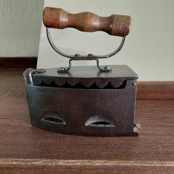 Antiek zwaar gietijzeren kolenstrijkijzer met houten handvat beschikbaar voor biedingen