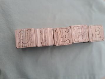 Houten letterblokjes gemaakt in eigen atelier  beschikbaar voor biedingen