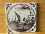 Antieke Delftse tegel in mangaan met boot D58, Antiek en Kunst, Ophalen of Verzenden