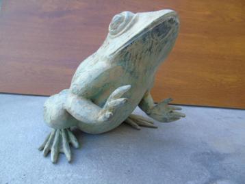statue d une grande grenouille en bronze pat vert