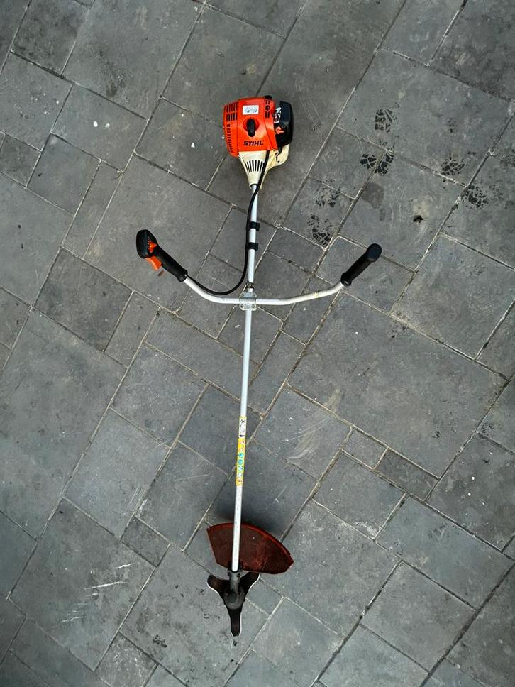 Debrousailleuse STIHL FS 100, Tuin en Terras, Bosmaaiers, Zo goed als nieuw, Benzine, 10 tot 30 cm, Ophalen