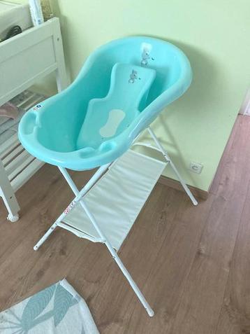 Babybadje DreamBee met babystoeltje op standaard