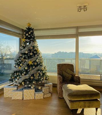 Kerstboom met veel ballen beschikbaar voor biedingen