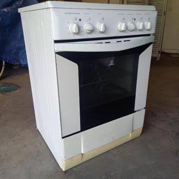 Cuisinière vitrocéramique Indesit beschikbaar voor biedingen
