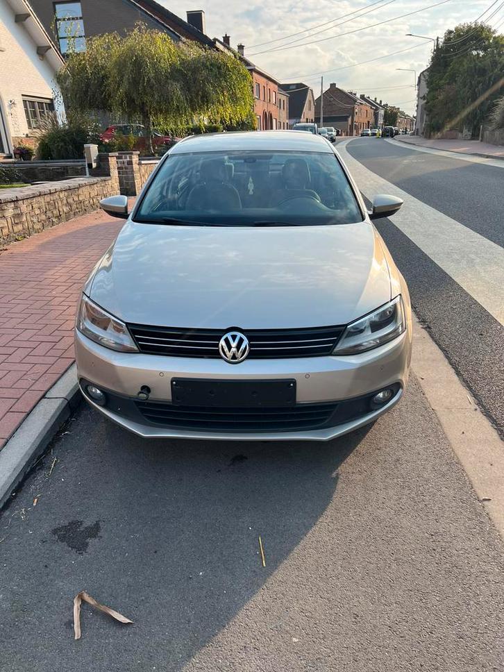 Jetta 1,6 tdi 2014 boite auto turbo hs, Auto's, Volkswagen, Particulier, Jetta, Diesel, Euro 5, Berline, 5 deurs, Automaat, Beige
