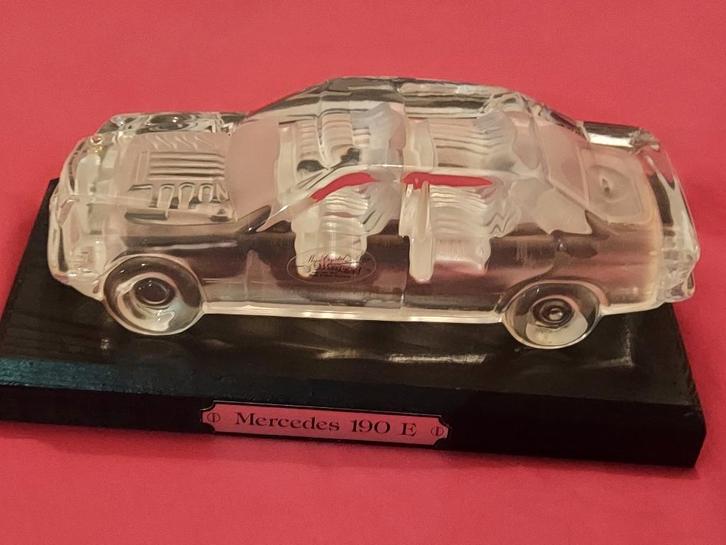 Glazen model Mercedes 190E op houten voet, Verzamelen, Automerken, Motoren en Formule 1, Zo goed als nieuw, Auto's, Ophalen of Verzenden