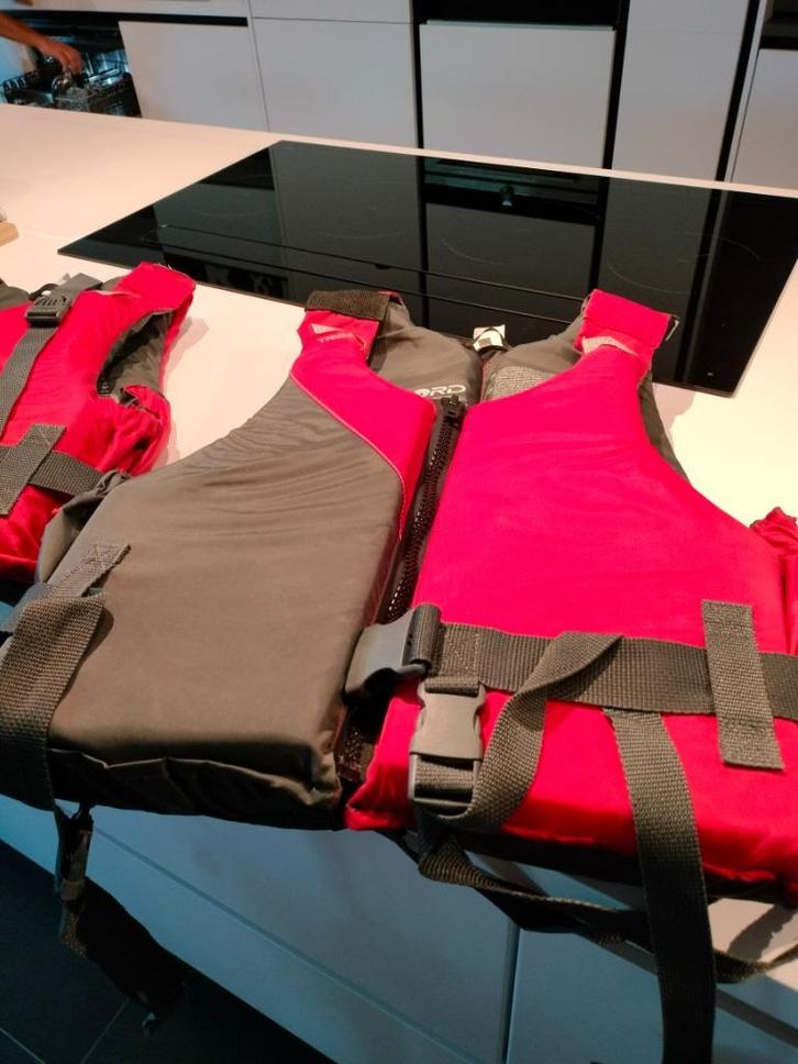 2 gilets de sauvetage tribord, Sports nautiques & Bateaux, Vêtements nautiques, Comme neuf, Gilet de sauvetage ou Brassière, Femme ou Homme