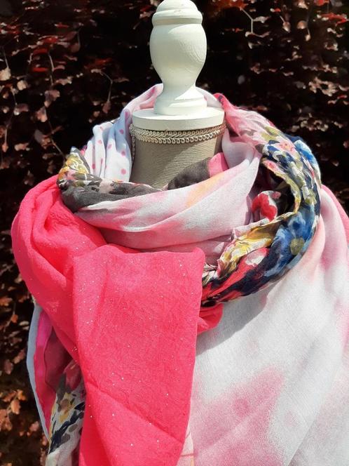 Grand foulard 4 carrés rose et fleurs, Vêtements | Femmes, Bonnets, Écharpes & Gants, Neuf, Enlèvement ou Envoi