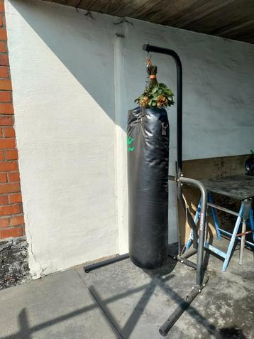 Heavy Bag met staander en bokshandschoenen beschikbaar voor biedingen