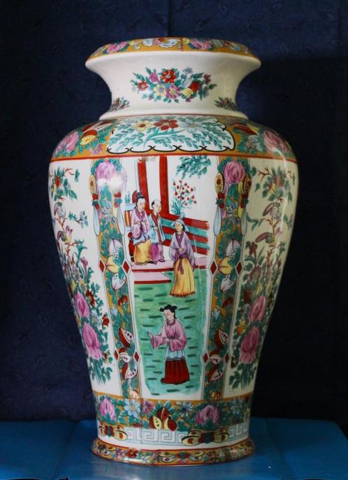 Chinese vaas in Porselein met kleurrijke Chinese motieven., Antiek en Kunst, Antiek | Keramiek en Aardewerk, Ophalen