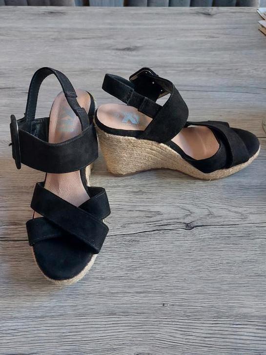Chaussures compensées noires Xti 38, Kleding | Dames, Schoenen, Zo goed als nieuw, Sandalen of Muiltjes, Zwart, Ophalen