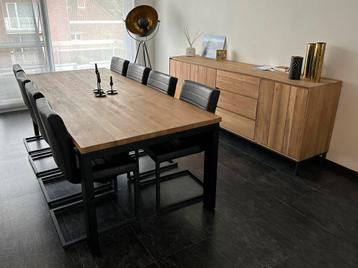 Complete set eetkamer (tafel, stoelen en kast)